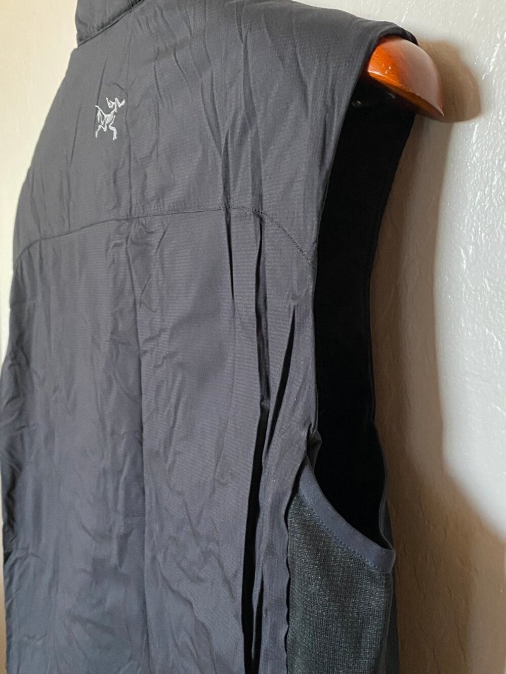 Arc'teryx Atom Vest Mens S Black Outdoor Hiking - Unworn Like New - Picture 6 of 9